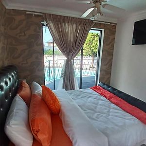 Deluxe Double Room Shower